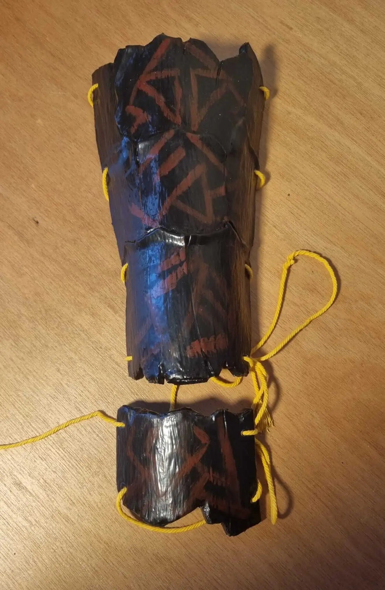 Bras d’armure Verso – Cosplay Clair Obscur, fait main sur-mesure vu à plat