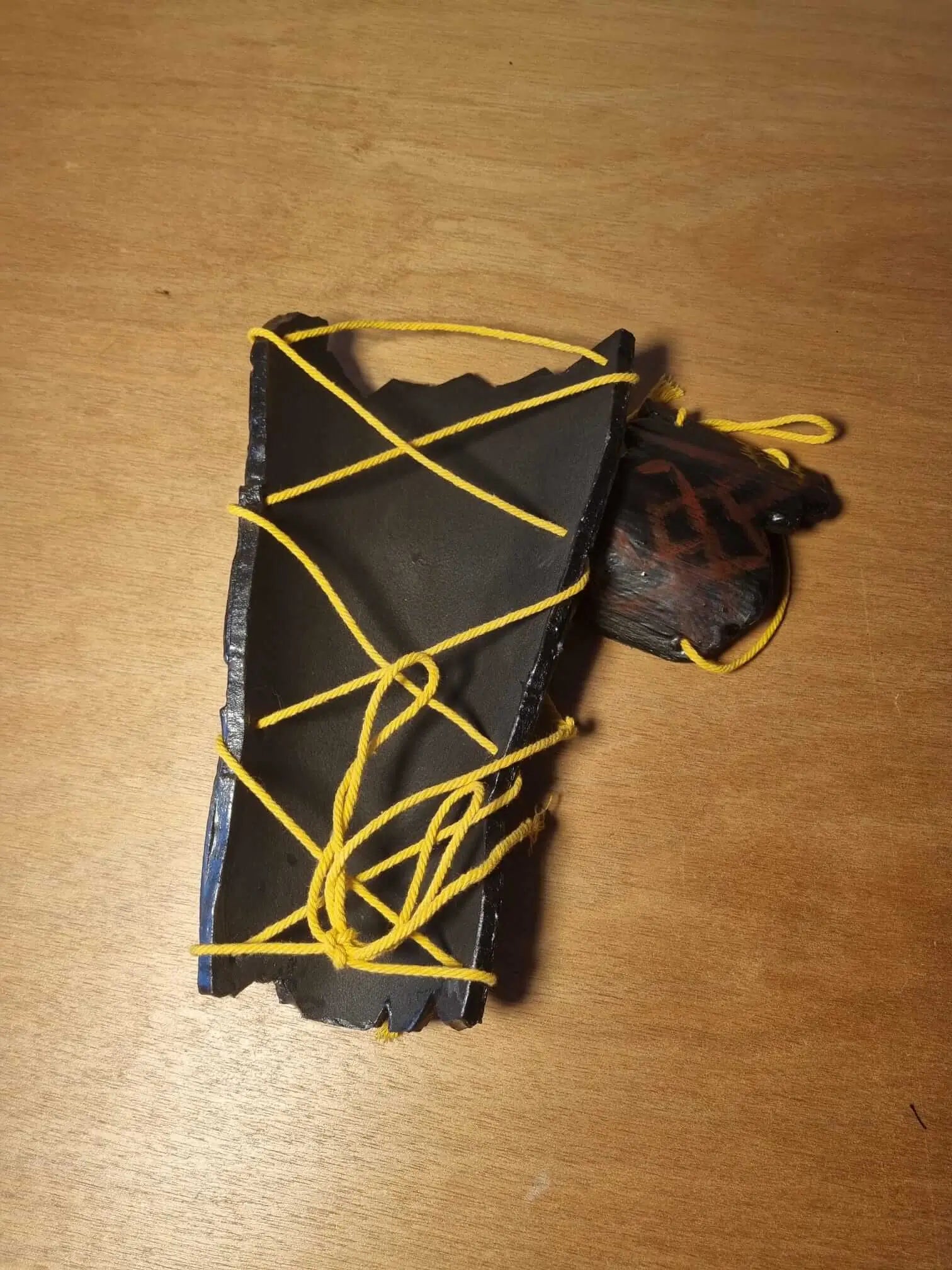 Bras d’armure Verso – Cosplay Clair Obscur, fait main sur-mesure vue de dos