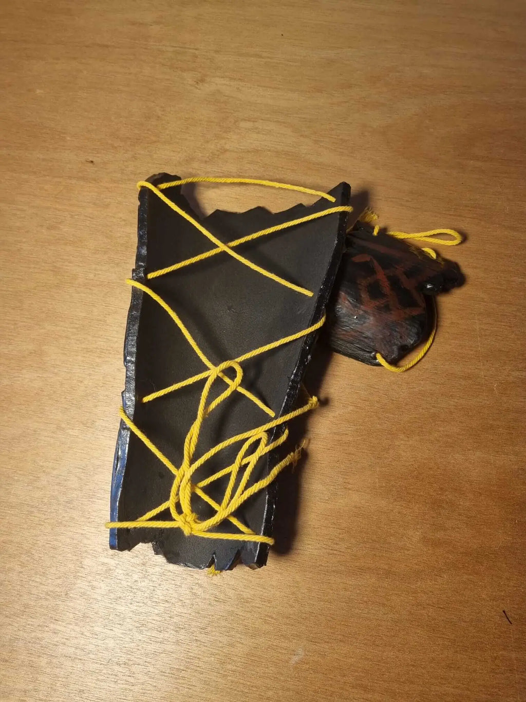 Bras d’armure Verso – Cosplay Clair Obscur, fait main sur-mesure vue de dos