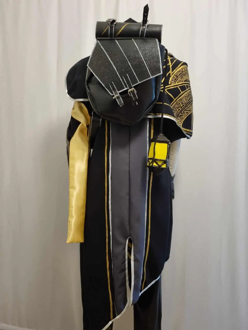 Sac de Gustave inspiré du jeu Clair Obscur: Expédition 33, réplique artisanale en similicuir marron avec grand compartiment doublé en tissu burlington. Format 30×30×15 cm, finitions détaillées et design fidèle pour cosplay ou collection.