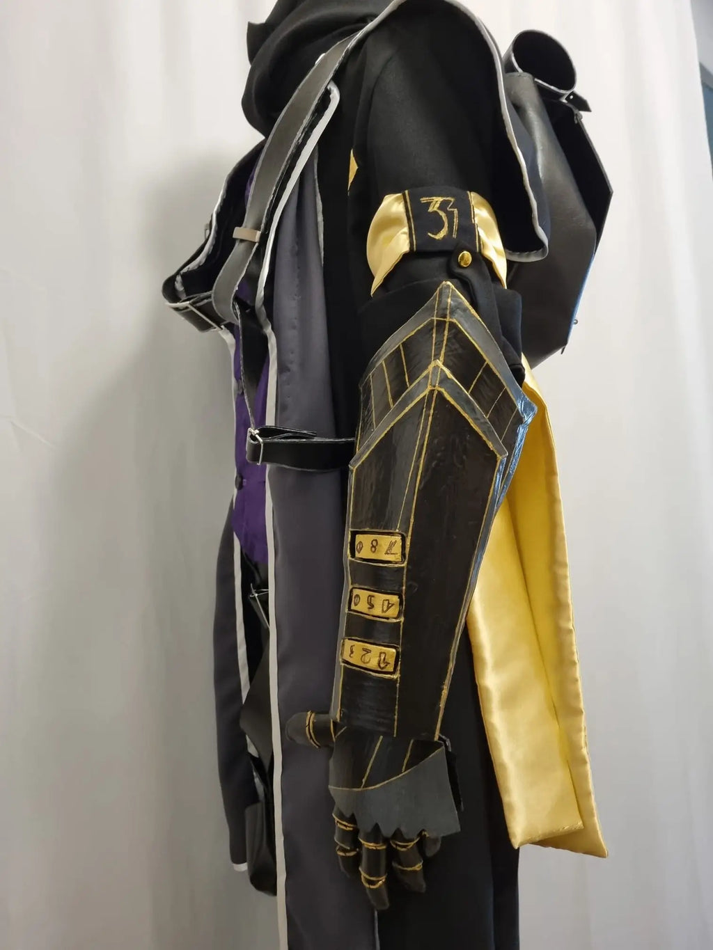 Réplique artisanale du sac de Gustave de Clair Obscur: Expédition 33, conçu en similicuir avec doublure burlington. Sac carré 30×30×15 cm, finitions réalistes pour cosplay et collection.