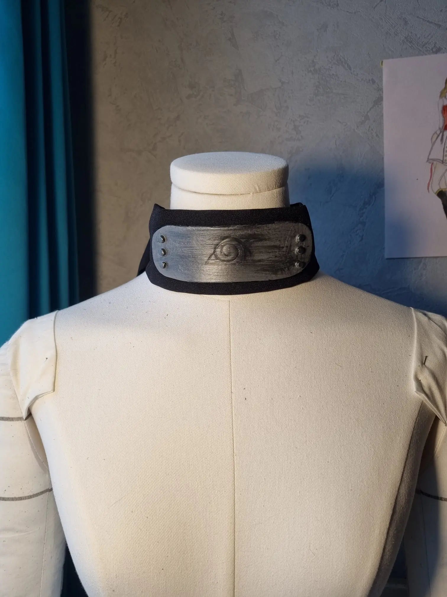 Cosplayer portant un bandeau ninja personnalisé Konoha noir fait main