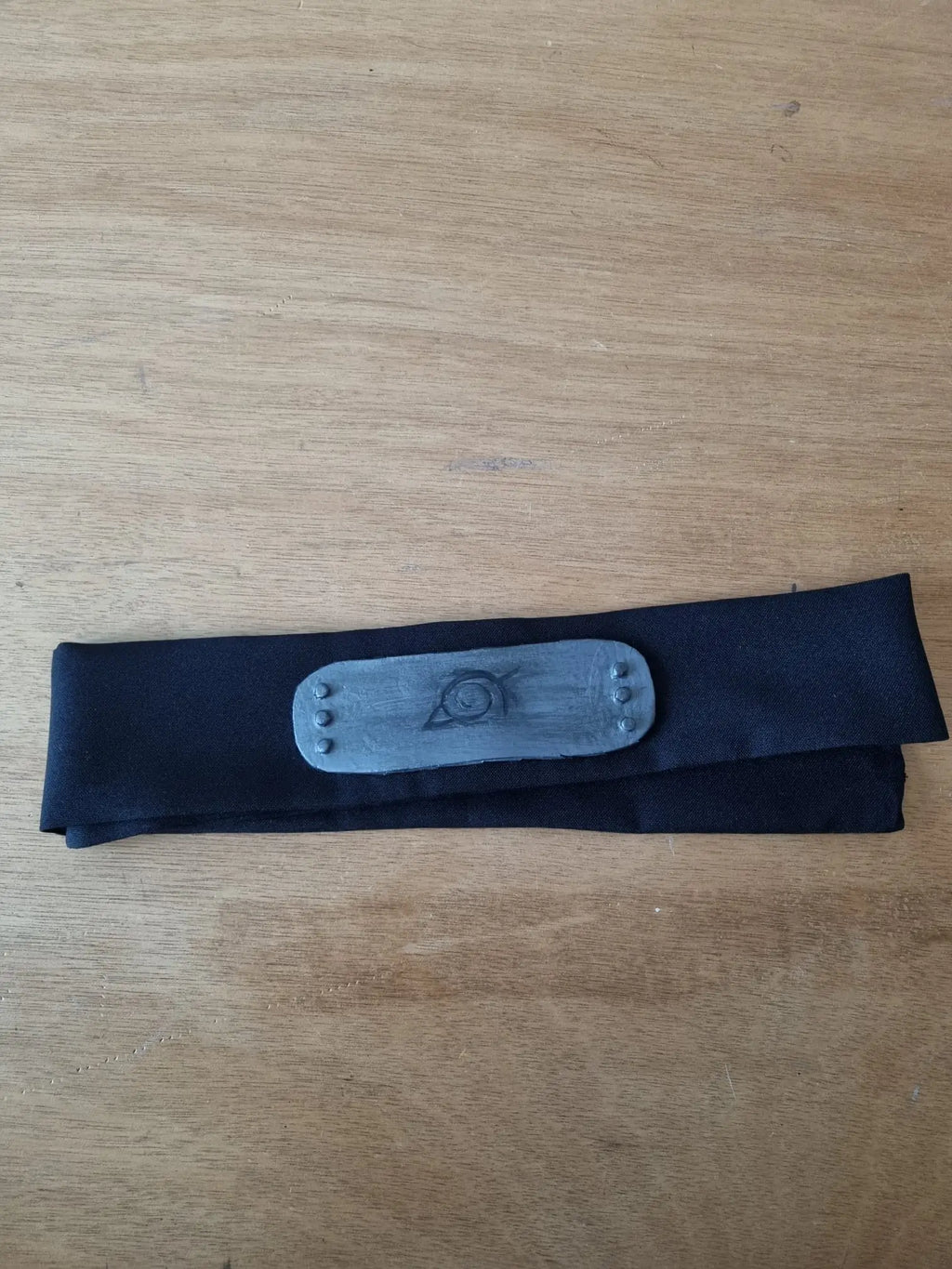 Cosplayer portant un bandeau ninja personnalisé Konoha noir 